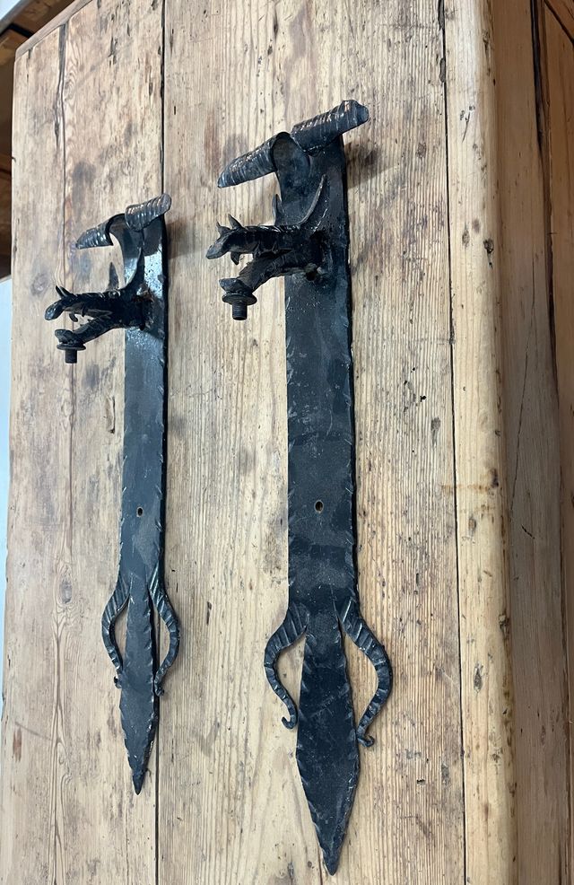 Apliques hierro, dragón, precio por unidad