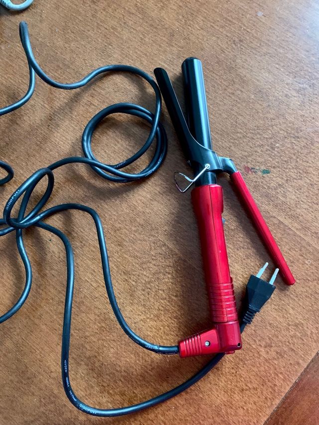 piastra arricciacapelli rossa e nera Labor pro