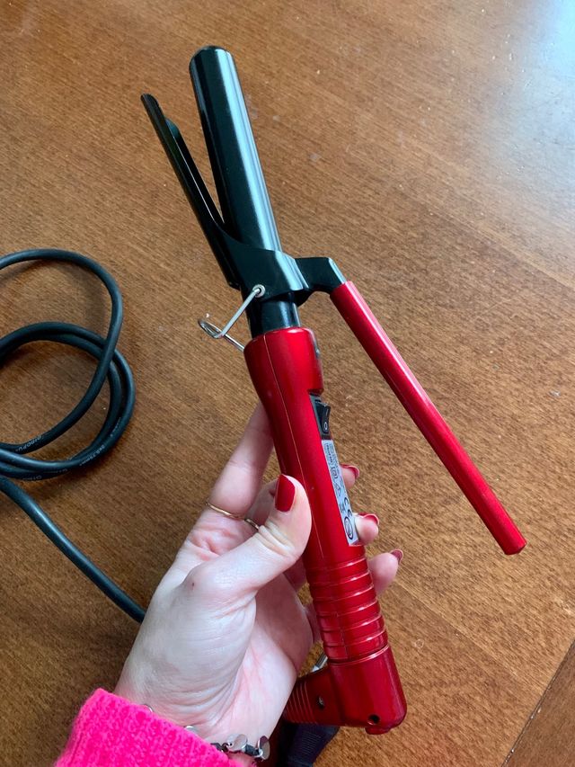 piastra arricciacapelli rossa e nera Labor pro