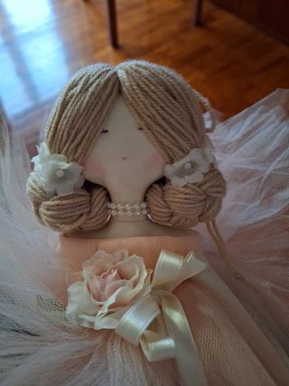 Bambola di stoffa e tulle