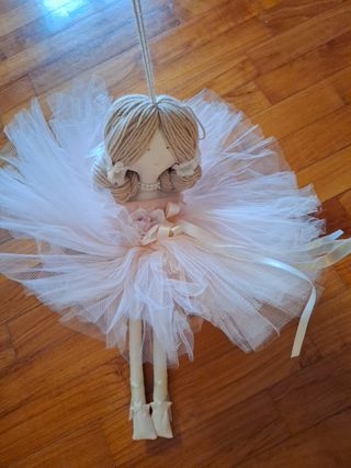Bambola di stoffa e tulle