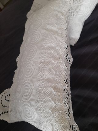 Dos cojines antiguas tiras bordadas.