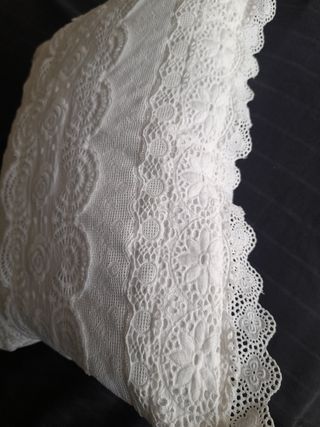 Dos cojines antiguas tiras bordadas.