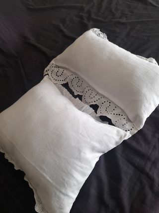 Dos cojines antiguas tiras bordadas.