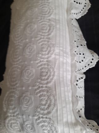 Dos cojines antiguas tiras bordadas.