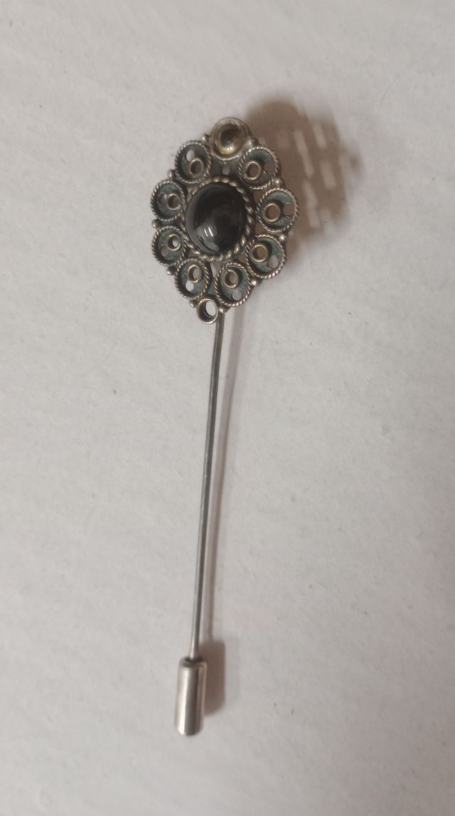 Alfiler pincho plata y piedra azabacheche