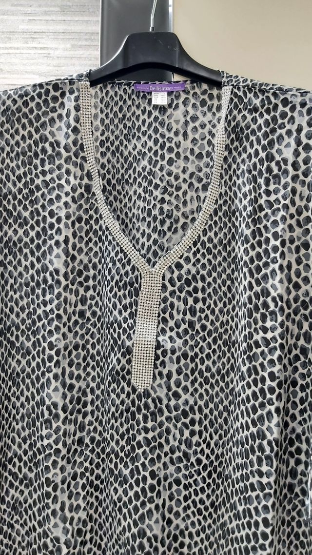 Blusa con incrustraciones brillantes