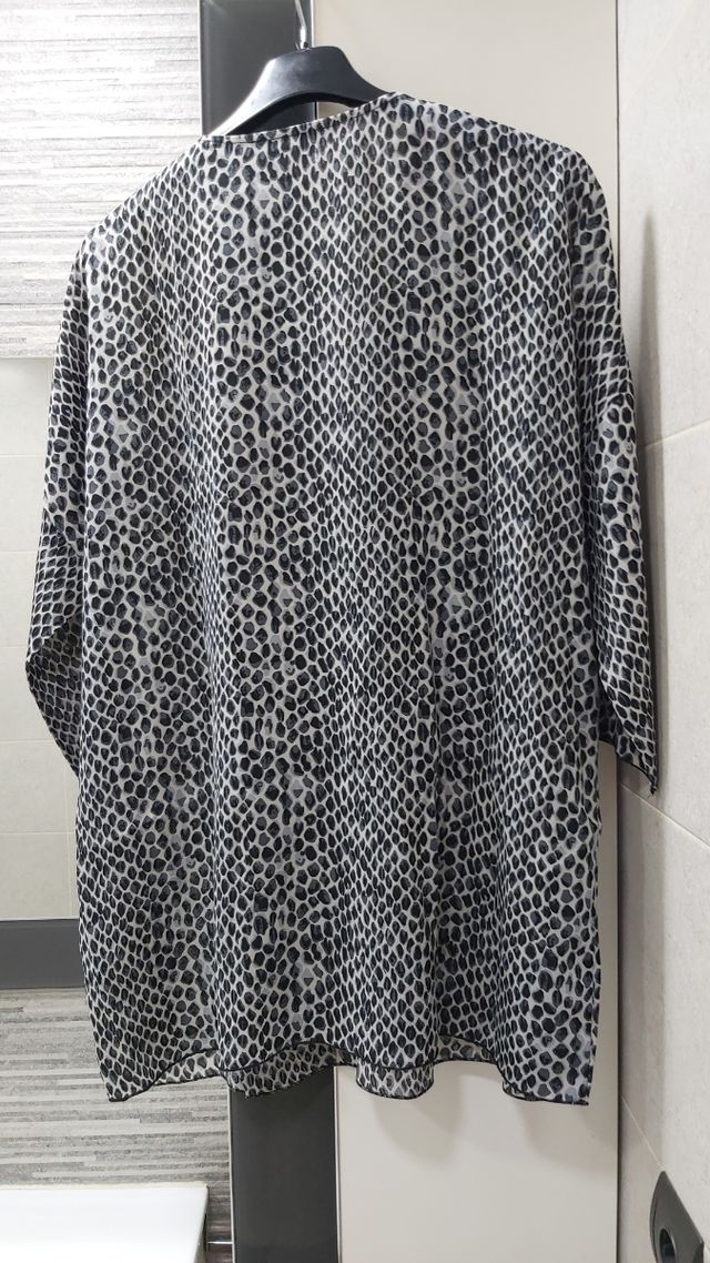 Blusa con incrustraciones brillantes