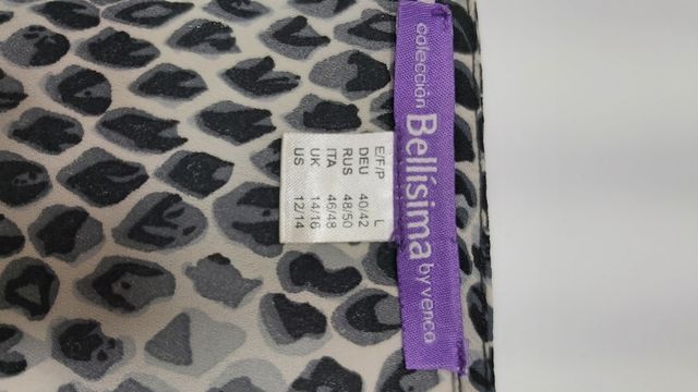 Blusa con incrustraciones brillantes