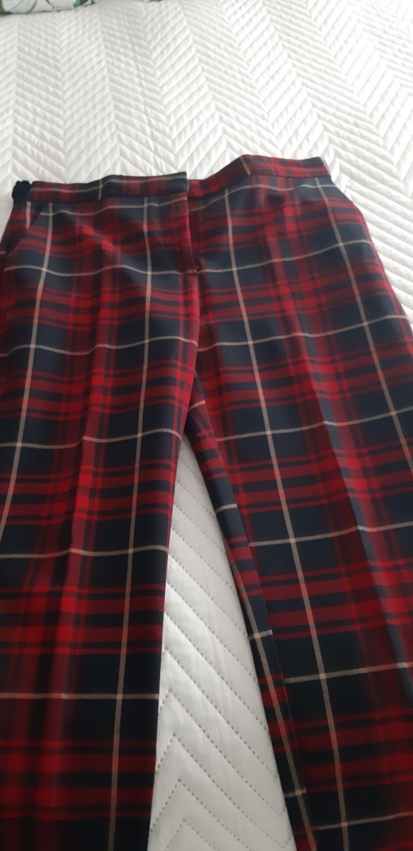 PANTALON de cuadros marca Zara