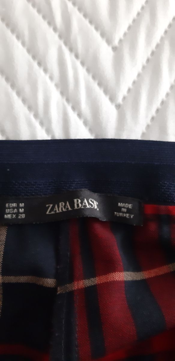 PANTALON de cuadros marca Zara