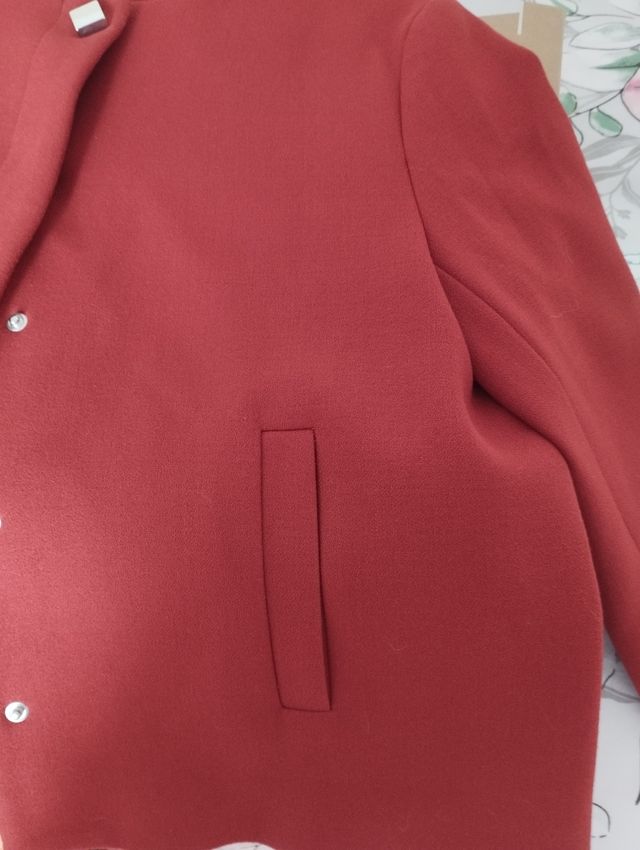 Chaqueta de paño roja de Zara