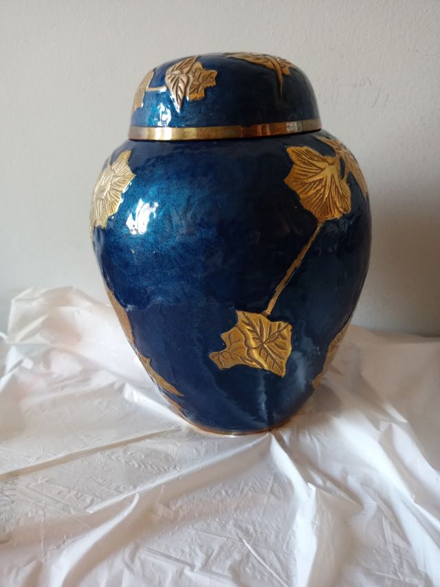 Jarron con tapa decorativo.