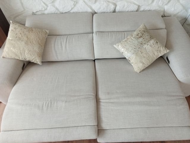 Sofá gris dos plazas, nuevo sin estrenar.