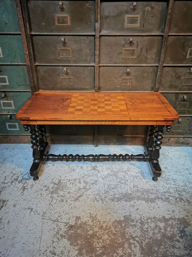 Mesa centro. Ajedrez. Antigua