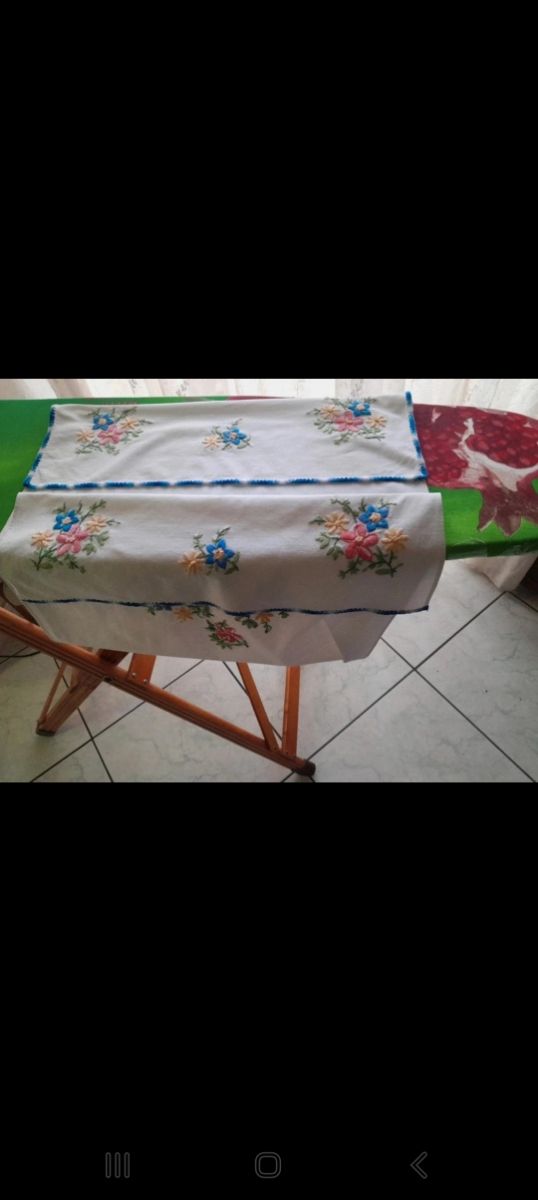Tenda con ricami floreali a mano