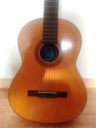 Guitarra antigua como nueva