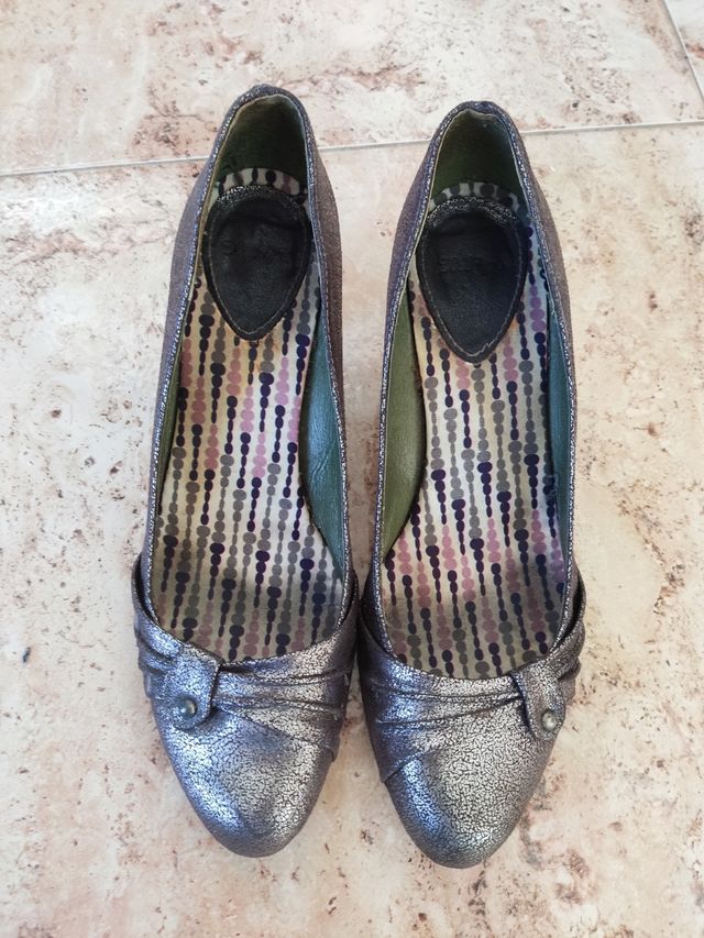 Zapatos de tacón brillantes