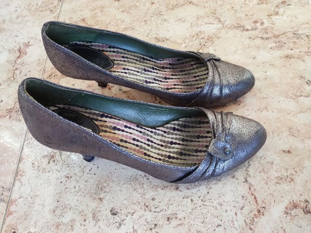 Zapatos de tacón brillantes