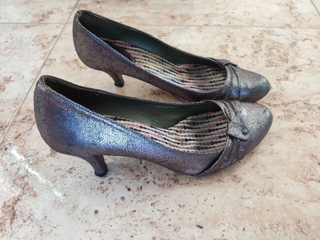 Zapatos de tacón brillantes