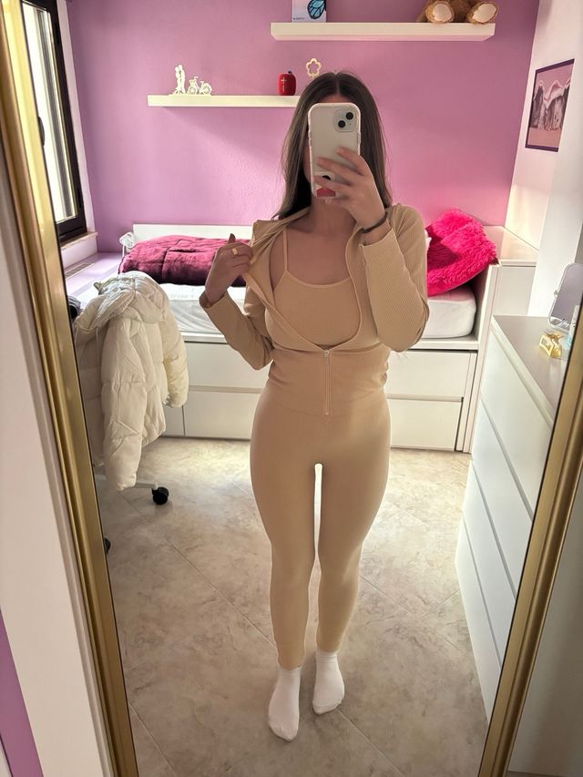 Conjunto mono largo de color beige  chaqueta