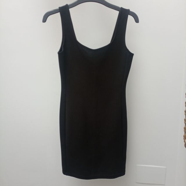 INSIDE:vestido negro de tirantes.