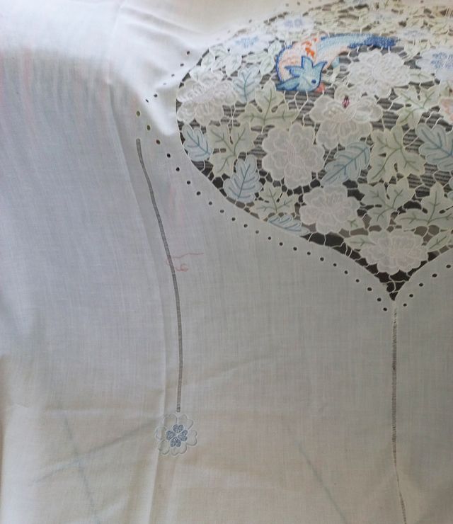 Tendone lavorato a mano ad intaglio