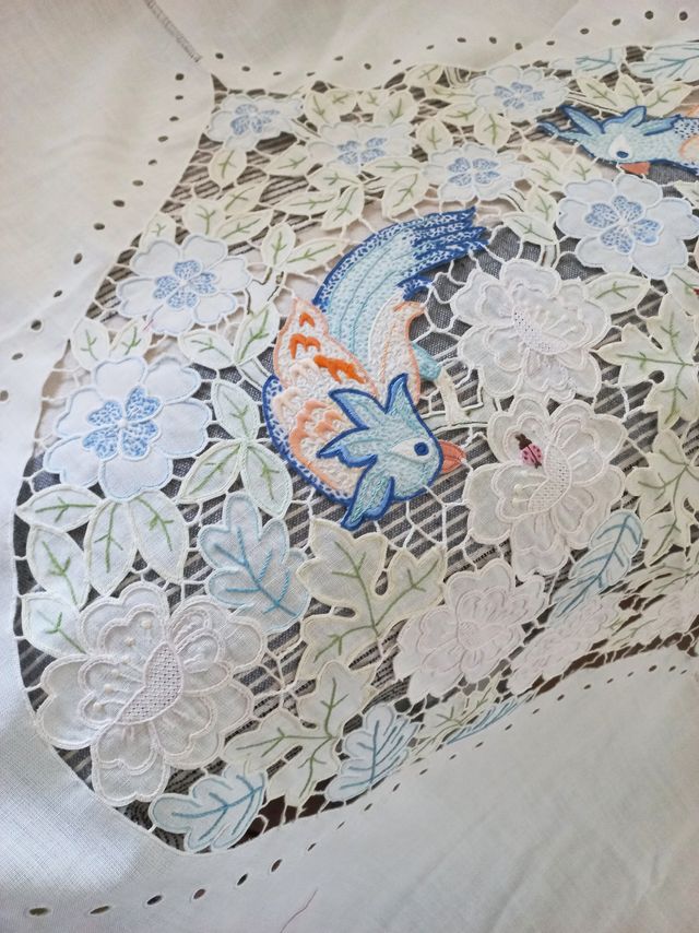 Tendone lavorato a mano ad intaglio