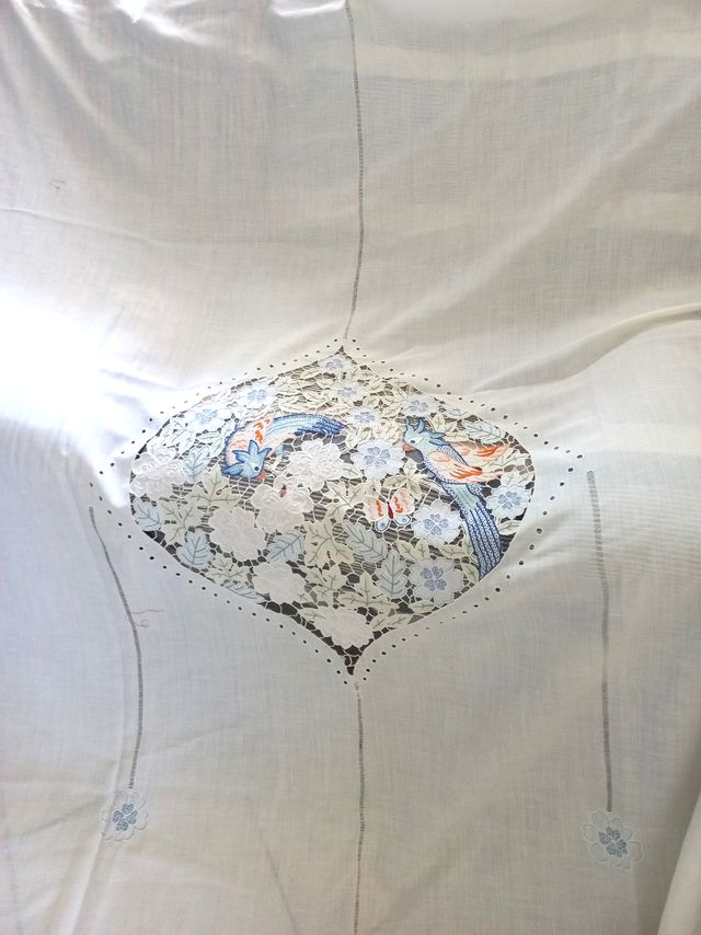 Tendone lavorato a mano ad intaglio