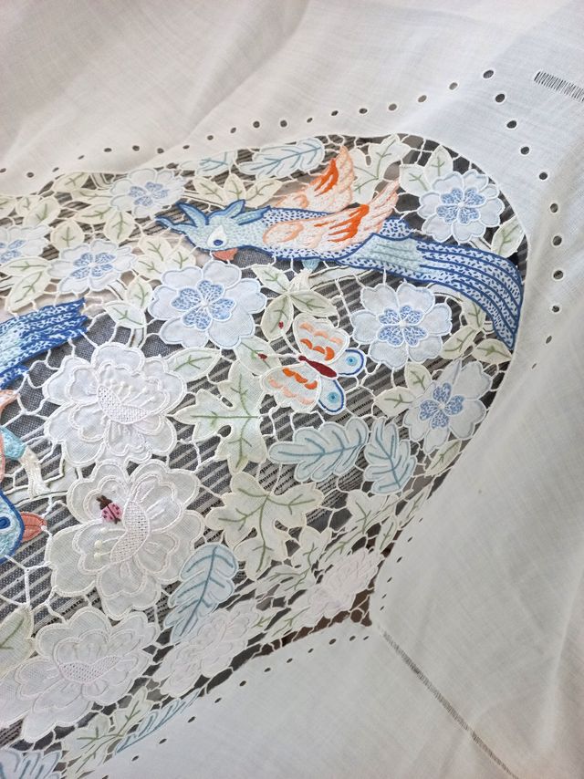 Tendone lavorato a mano ad intaglio