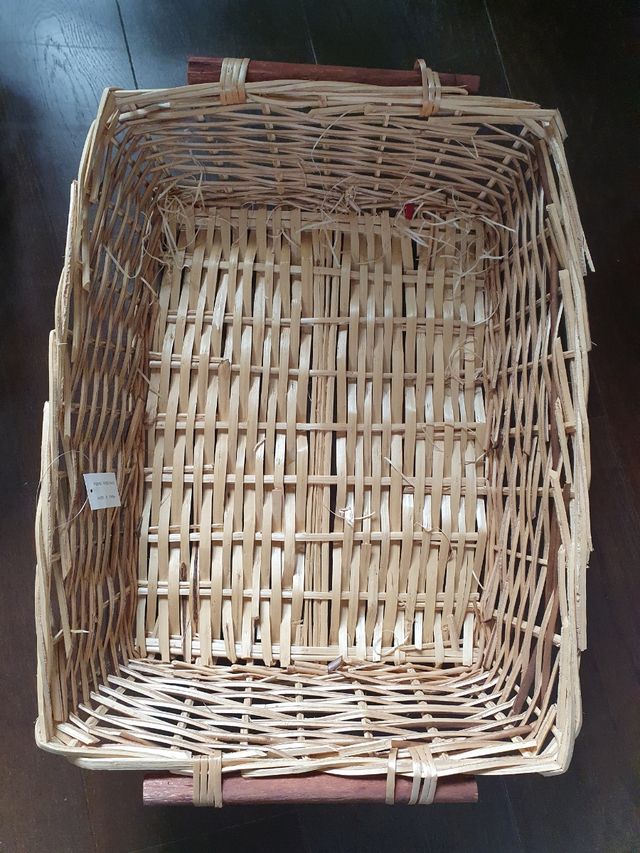 Cestino in vimini nuovo con cartellino