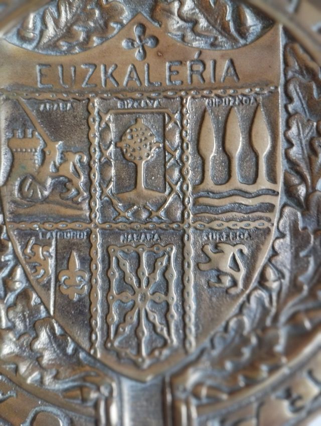 Escudo Euskalherria metálico.