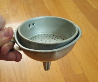 Juego embudo y colador antigüo artesanal
