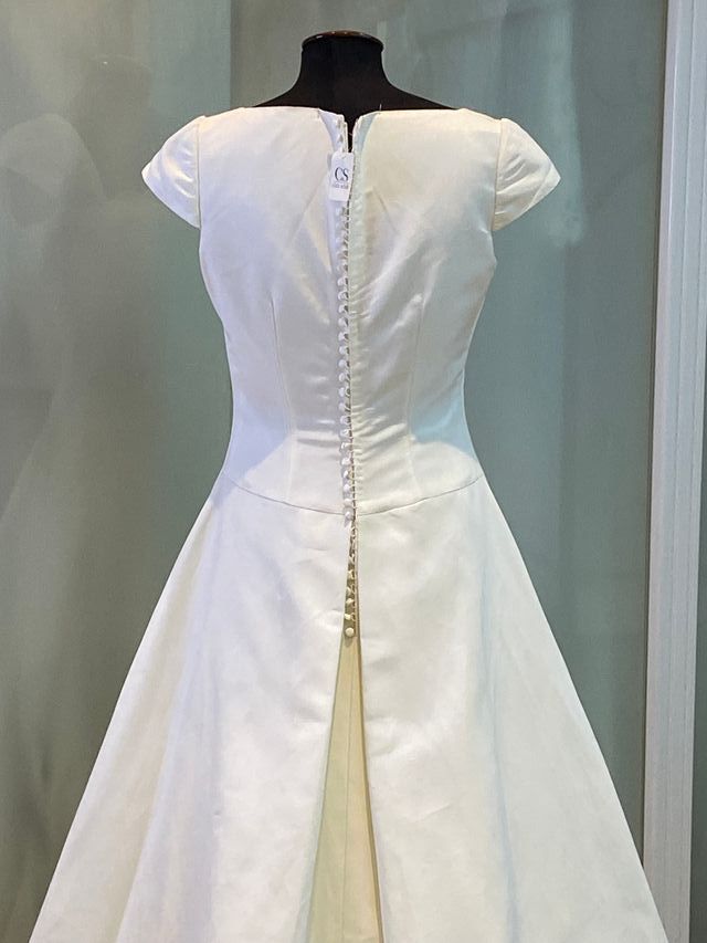 vestido de novia corte A , manga corta