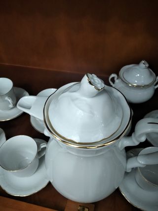 Juego de café de porcelana y filo de oro.