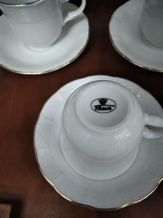 Juego de café de porcelana y filo de oro.