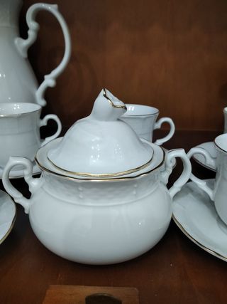 Juego de café de porcelana y filo de oro.