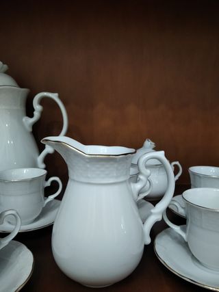 Juego de café de porcelana y filo de oro.