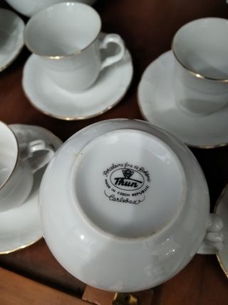 Juego de café de porcelana y filo de oro.