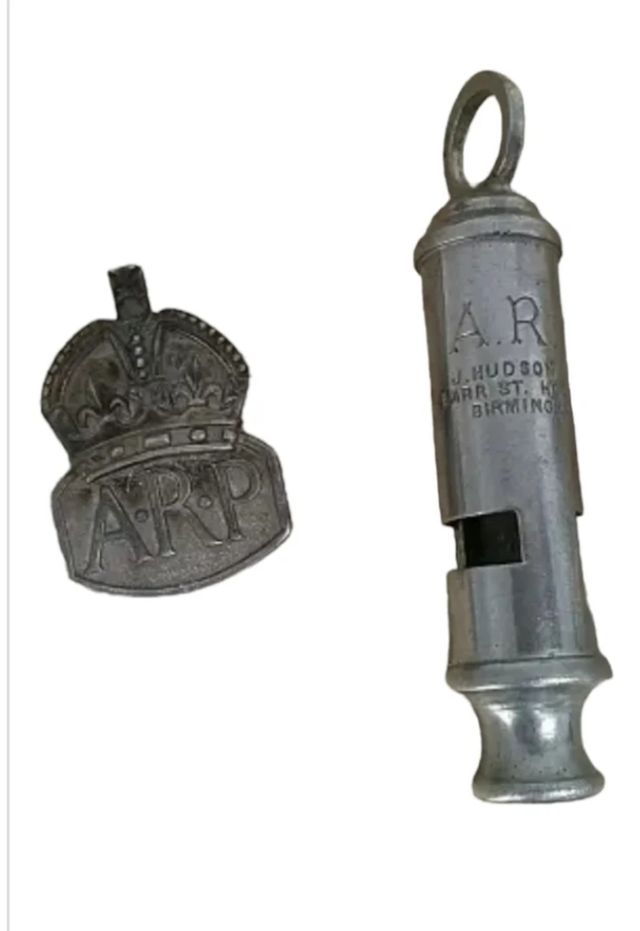 🪖Silbato y placa ARP 2 Guerra Mundial