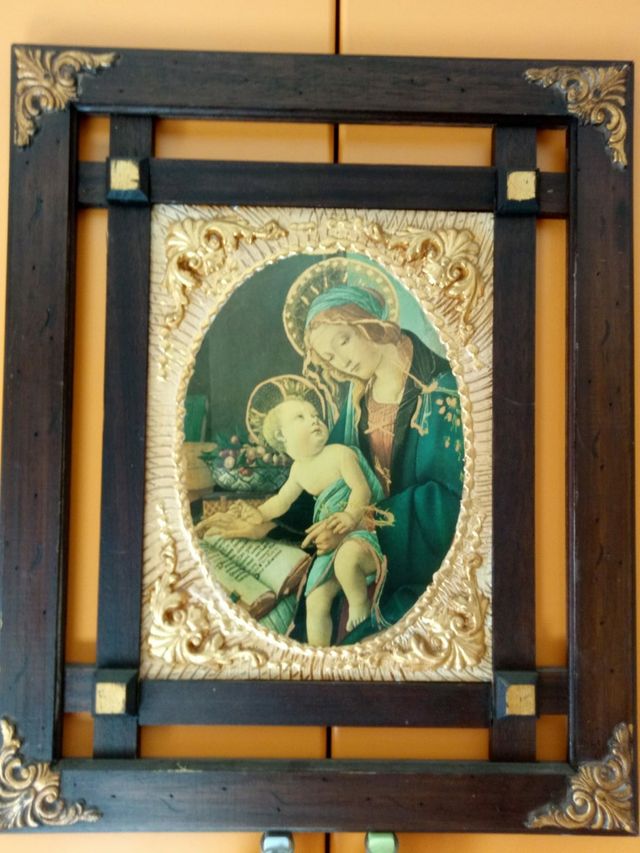 Cornice in legno massello con madonna