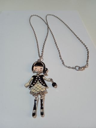Collana colore argento e oro con bambolina donna