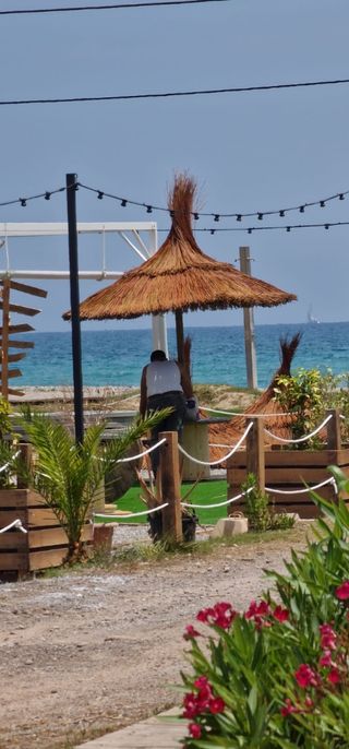 Chiringuitos pergolas y sombrillas