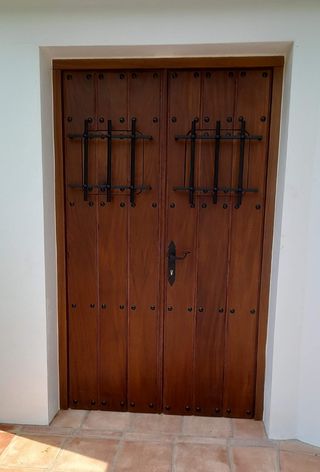 Portón entrada de madera