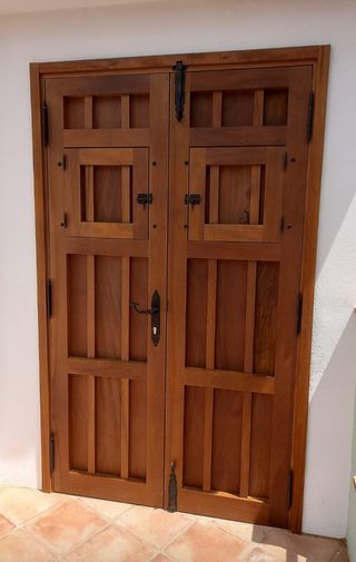 Portón entrada de madera