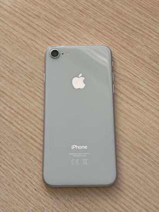 iPhone 8 con cargador y funda