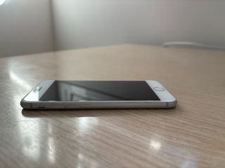 iPhone 8 con cargador y funda