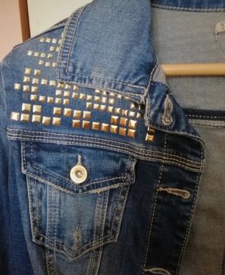 Cazadora vaquera con tachuelas.