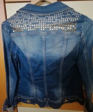 Cazadora vaquera con tachuelas.