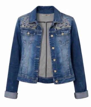 Cazadora vaquera con tachuelas.